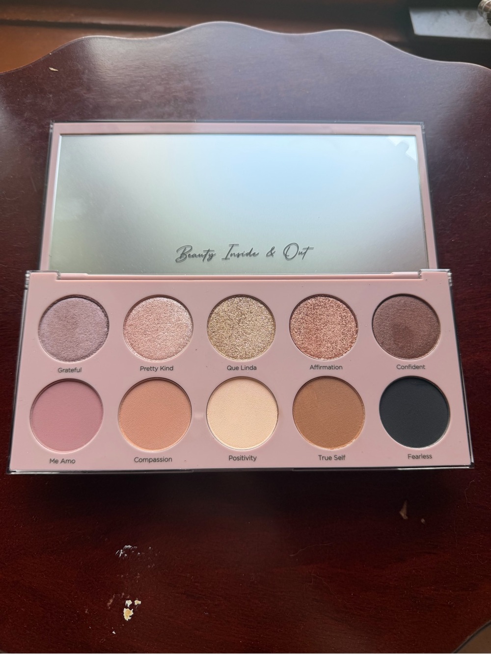 Dominique Cosmetic Essentials Eyeshadow Palette
